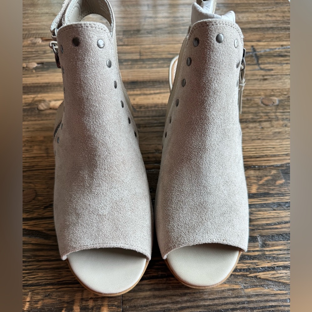 New. Womens Baretraps Ivella Taupe Faux Suede Open Toe Sling Back Stud Heels.